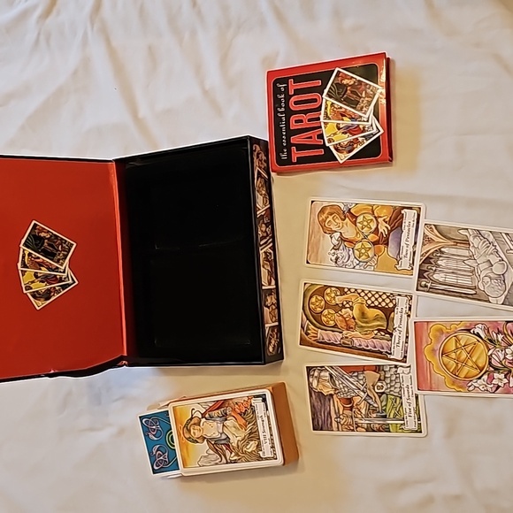 Tarot book and card set - Picture 4 of 5